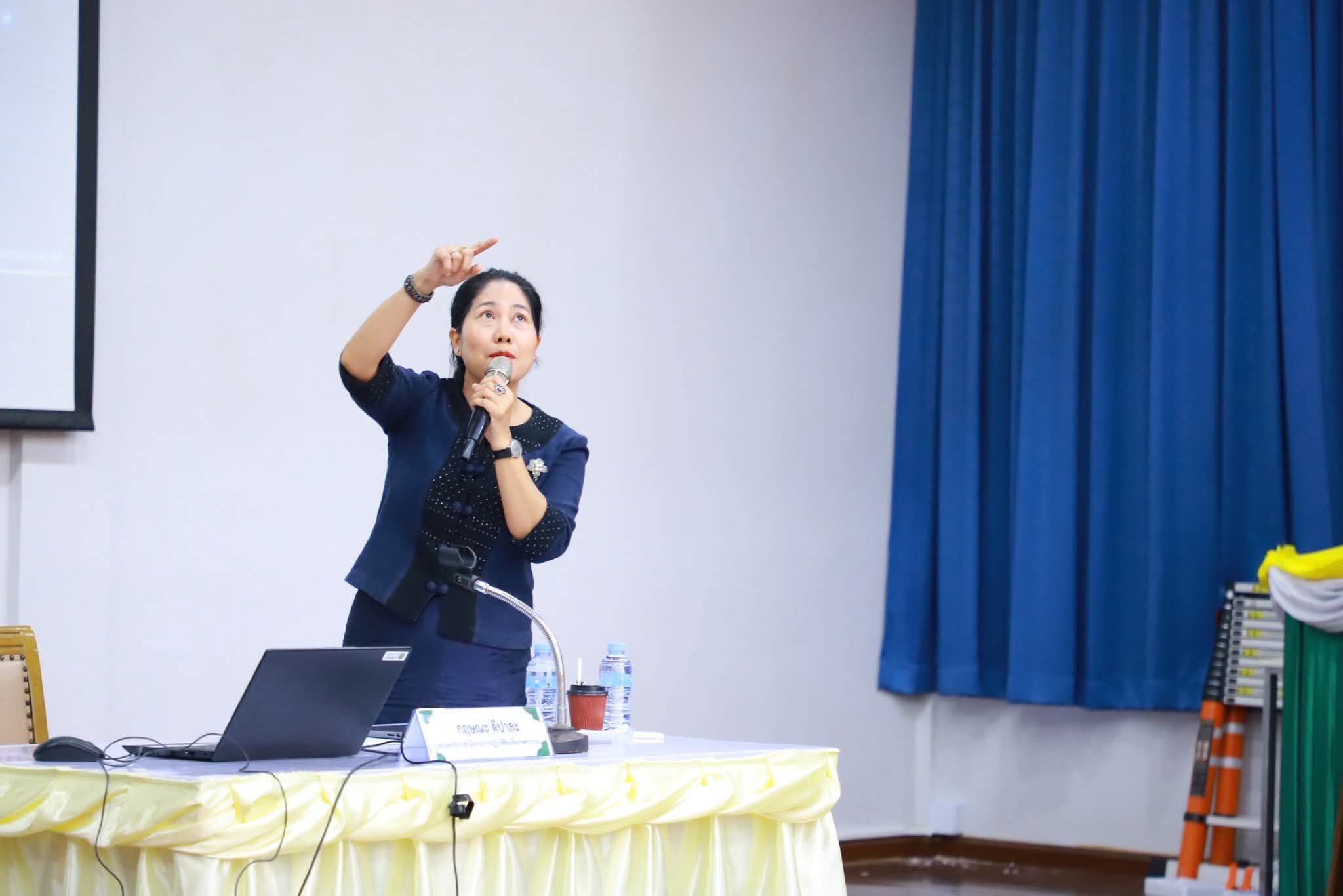 title - บรรยายให้ความรู้ในหัวข้อทิศทาง ส.ป.ก. ในอนาคต (ALRO Future Directions) มุ่งเน้นการปรับเปลี่ยนยุทธศาสตร์เชิงรุกเพื่อรับมือกับความท้าทายในโลก ทั้งสังคมเกษตรกรสูงวัย การขยายตัวของเมือง วิกฤตภูมิอากาศ และเทคโนโลยี AI โดยการขับเคลื่อนจะเน้นบูรณาการฐานข้อมูลอัจฉริยะ (ALRO One Data)